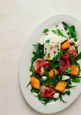 Salata, jambonlu kavun, roka ve peynir, yaz salatası, vejetaryen, ev yapımı, insan yok.,