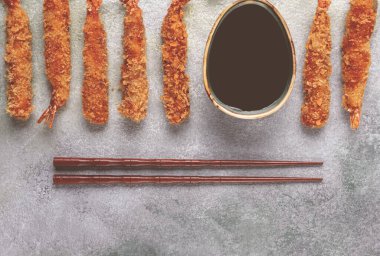 Tempura soslu kızarmış kaplan karidesi, soya sosu, yemek çubuğu.,