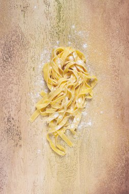 Çiğ tagliatelli makarna, ev yapımı, üst görünüm, insan yok, kırsal, yiyecek konsepti,