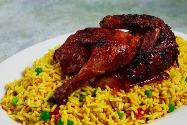 Kabsa, tavuklu pilav, Suudi Arabistan yemeği, ulusal yemek, ev yapımı, insan yok.,