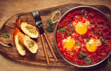 Shakshuka, kahvaltı, domates soslu sahanda yumurta, baharat ve şifalı, ev yapımı, insan yok.,