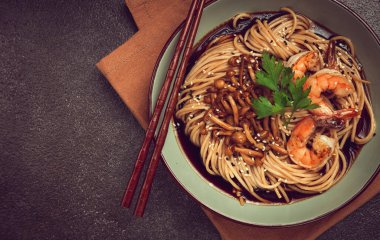 soba, karabuğday eriştesi, shimeji mantarı ve kaplan karidesi, susam, limon, maydanoz, ev yapımı, insan yok.,