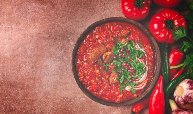 Chashushuli, geleneksel bir Gürcü yemeği, baharatlı, domates ve baharatlı et, ev yapımı, insan yok.,