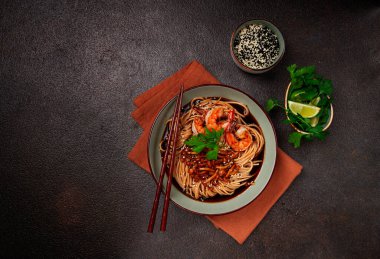 soba, karabuğday eriştesi, shimeji mantarı ve kaplan karidesi, susam, limon, maydanoz, ev yapımı, insan yok.,