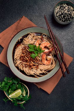 soba, karabuğday eriştesi, shimeji mantarı ve kaplan karidesi, susam, limon, maydanoz, ev yapımı, insan yok.,