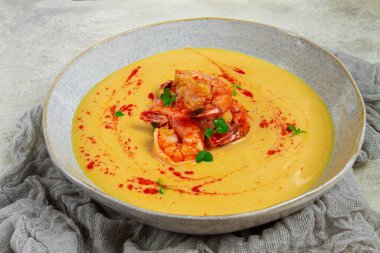 Karides, bitki ve baharatlı balkabağı kremalı çorba, ev yapımı, insan yok.,