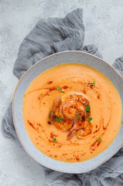 Karides, bitki ve baharatlı balkabağı kremalı çorba, ev yapımı, insan yok.,