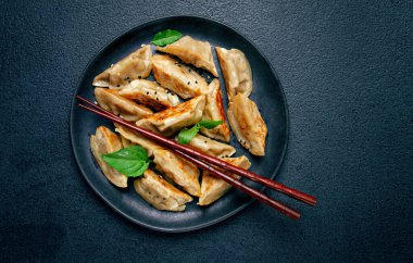 Japon usulü kızarmış gyoza köftesi, domuz eti, susam tohumu, yeşil soğan.,