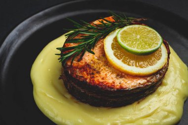 Somon bifteği, kızarmış patates, patates püresi, biberiye, limon ve limon, ev yapımı, tek porsiyon, insan yok.,