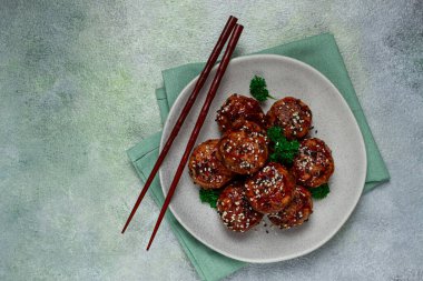 Tsukune, Japon köftesi, doğranmış tavuk, şişte kızartılmış, yakitori soslu, ev yapımı, insan yok.,