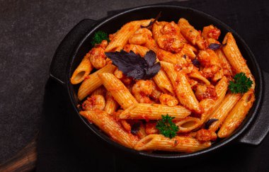 Penne makarna, domates soslu karides, yakın plan, insan yok.,