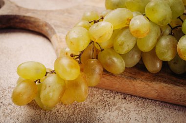 beyaz üzüm dalı, şarap üzümü, Gürcistan üzümü çeşitliliği Rkatsiteli, üst görünüm,