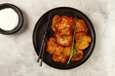 Patatesli gözleme, kremalı krep, Belarus yemeği, ev yapımı, insan yok.,