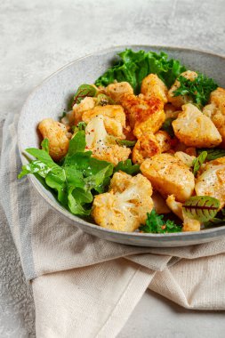 Kızarmış karnabahar salatası, baharat ve şifalı, ev yapımı, insan yok.,