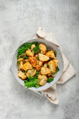 Kızarmış karnabahar salatası, baharat ve şifalı, ev yapımı, insan yok.,