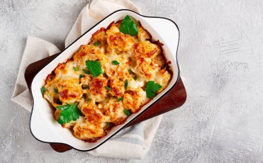 fırında karnabahar, krem soslu, peynirli ve baharatlı, ev yapımı, insan yok.,