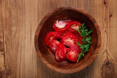 Dilimlenmiş domates, ahşap tabakta, domates salatası, yemek geçmişi, insan yok.,