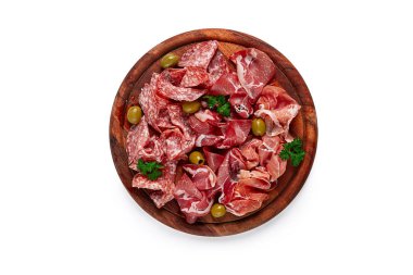 Çeşit çeşit, dilimlenmiş et aperatifi, jambon, jambon, zeytin, ahşap bir tahtada, beyaz bir arka planda, izole edilmiş, kahvaltı, üst manzara, yakın çekim, insan yok.,