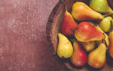 Armutlar, Düşes çeşitleri, küçük armutlar, erken hasat, ahşap bir tabakta, üst manzara, insan yok.,