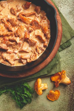 Kızarmış chanterelle mantarı, krema soslu, dökme demir tavada, ev yapımı, insan yok.,