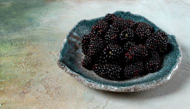 Taze böğürtlen, tabakta, manzaralı, insan yok.,