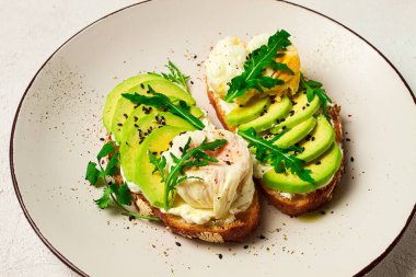 Krem peynirli sandviç, dilimlenmiş avokado ve haşlanmış yumurta, roka, kumlu ekmek, ev yapımı, kahvaltı, insan yok.,