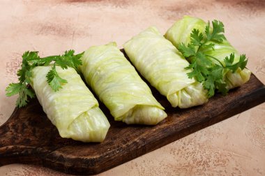 Çiğ lahana ruloları, pişmemiş, kıyma ile, üst görünüm, insanlar olmadan, spot ışıkları altında.