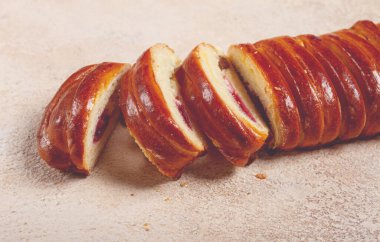 tatlı örülmüş rulo, reçel ve kuru üzümle doldurulmuş, tatlı ekmek doldurulmuş, tatlı turta, insan yok,