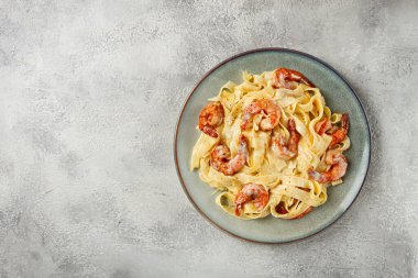 karidesli tagliatelli, krem soslu, parmesan peynirli, ev yapımı, insan yok,