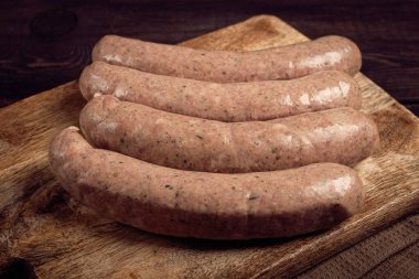 Pastırmalı çiğ sosis, ızgara, kesim tahtası, üst manzara, insan yok.,