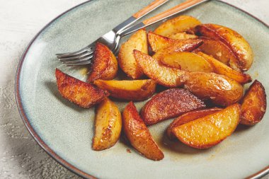 Kızarmış patates dilimleri, tabakta, üst tabakta, ev yapımı, insan yok.,