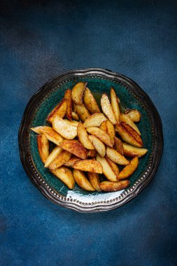 Kızarmış patates dilimleri, tabakta, üst tabakta, ev yapımı, insan yok.,