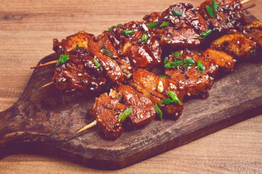 Yakitori tavuk kebabı, şiş üzerinde, yeşil soğan ve susam tohumlarıyla, üst görünüm, insanlar olmadan.,