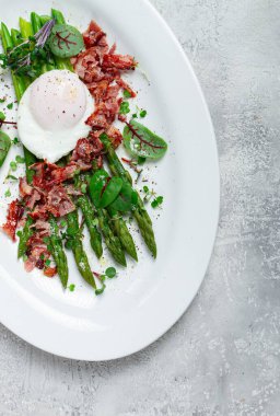 Haşlanmış yumurta ve kızarmış pastırma, mikro yeşillik ve baharat, kahvaltı, ev yapımı, insan yok.,