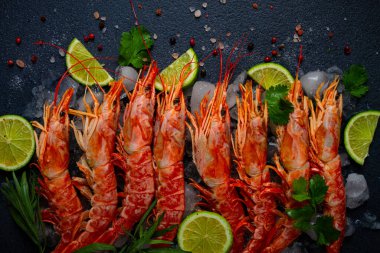 Langoustines, Avustralyalı, buzda taze donmuş, üst manzara, kireç ve yeşiller,