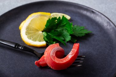 Somon balığı, soğuk tütsülenmiş, çatallı, limonlu ve maydanozlu, üst manzara, yakın çekim, insan yok.,