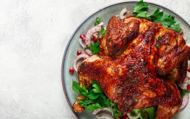 Baharatlı tam kızarmış tavuk, ızgara tavuk, arka planda hafif, üst tarafta, ev yapımı, insan yok.,