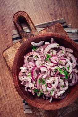 Doğranmış kırmızı soğan, sumac ve otlarla, bir kasede, İspanyol soğanı turşusu, yakın plan, üst görüş.,