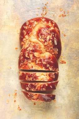 Örülmüş, tatlı ekmek turtası, dilimlenmiş badem, kahvaltı, örgülü ekmek, brioche, açık arkaplanda, üst manzara, insan yok.,