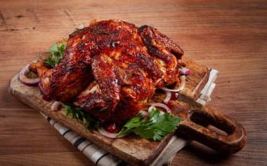 tam kızarmış tavuk, baharatlı, ızgara tavuk, kesme tahtasında, üst görünümde, ev yapımı, insan yok.,