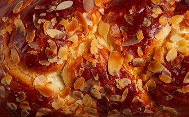 Örgü, tatlı ekmek turtası, dilimlenmiş badem, yakın çekim, kahvaltı, örgülü ekmek, brioche, üst manzara, insan yok.,