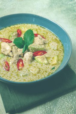 Tavuklu yeşil köri, geleneksel Tayland mutfağı, Asya yemekleri, ev yapımı, insan yok.,