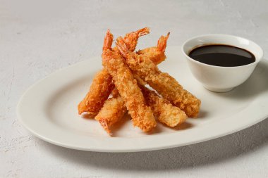 Kızarmış karides, tempura, soya sosu, yakın plan.,