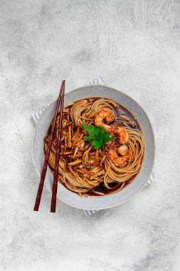 soba, karabuğday eriştesi, shimeji mantarı ve kaplan karidesi, susam, limon, maydanoz, ev yapımı, insan yok.,