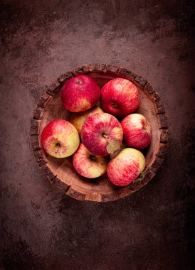 Tahta bir kasede elma, üst manzara, sarı - kırmızı, yaz çeşidi, erken, insan yok,