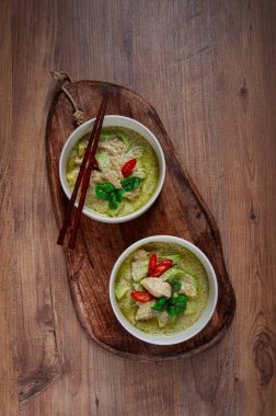 Tavuklu yeşil köri, geleneksel Tayland mutfağı, Asya yemekleri, ev yapımı, insan yok.,