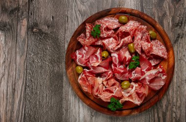 Çeşit çeşit, dilimlenmiş et aperatifi, jambon, salam, zeytin, ahşap bir tahtada, kahvaltı, üst manzara, yakın çekim, insan yok.,