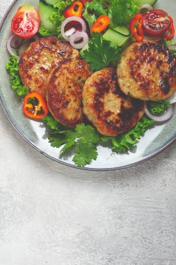 Kızarmış tavuk pirzolası, doğranmış tavuk, sebzeli, gri, sebze salatası, üst manzara, ev yapımı, insan yok.,