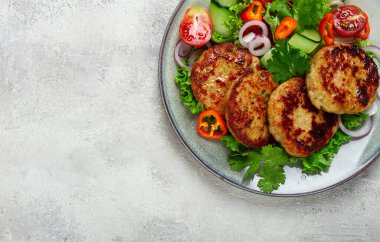 Kızarmış tavuk pirzolası, doğranmış tavuk, sebzeli, gri, sebze salatası, üst manzara, ev yapımı, insan yok.,