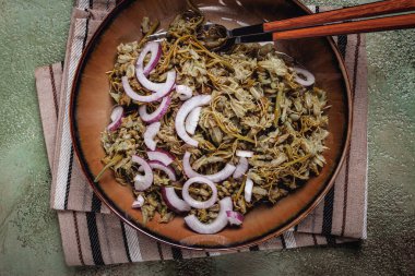 Jonjoli, Colchian klekachka, jonjoli salatası, kırmızı soğan ve tereyağlı, Gürcü aperatifi, turşulu jonjoli, insan yok.